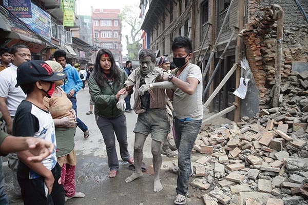 Ratownicy wyciągają ludzi spod zawalonych budynków w Kathmandu