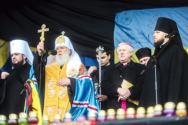 Patriarcha Filaret na kijowskim Majdanie  (luty 2014), gdzie często demonstrowano jedność ukraińskiego chrześcijaństwa. Za patriarchą stoi bp Stanisław Szyrokoradiuk, wówczas biskup pomocniczy w Kijowie, a obecnie ordynariusz charkowsko-zaporoski