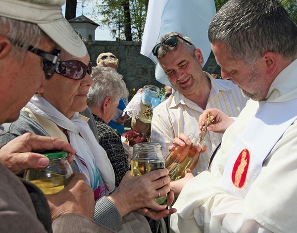 „Kąpiółka”, czyli zanurzanie figurki w winie, które odbywa się 3 maja każdego roku, to wielkie święto w sanktuarium