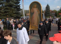 Uroczyste wprowadzenie obrazu Pana Jezusa do kościoła w Zaczarniu 