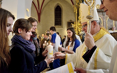 Bp Andrzej Czaja wręczał je młodym, polecając im zadanie: „Pośród narodów głoście chwałę Pana” 