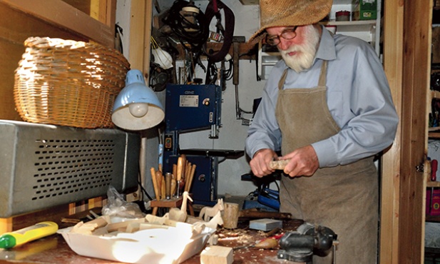 A oto warsztat ludowego rzeźbiarza i jego dzieła