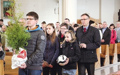 Iglak, niesiony w procesji z darami, to symbol troski parafian o wzrost i wierność każdego powołania