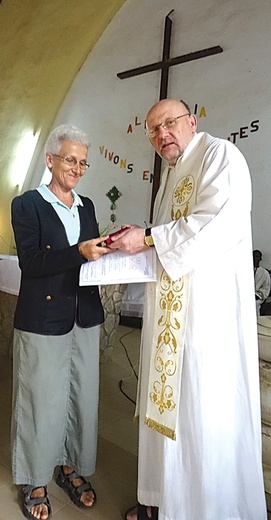Medal wręczył ks. K. Czermak, wikariusz biskupi ds. misji