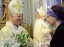Na zakończenie Mszy św. jubileuszowej delegacje z diecezji składały bp. Adamowi życzenia
