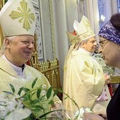 Na zakończenie Mszy św. jubileuszowej delegacje z diecezji składały bp. Adamowi życzenia