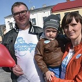  Monika i Mariusz Machajowie z synkiem Pawełkiem