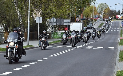  Po Mszy św. motocykliści udali się kawalkadą do Drawska Pomorskiego, a następnie do Złocieńca