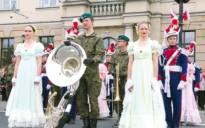 Stroje z epoki obok współczesnych mundurów opowiadały o zmieniającej się historii Polski