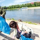 Co roku miejskie służby zbierają tony śmieci z nadwiślańskich brzegów