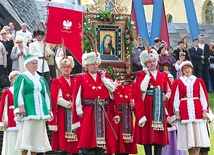 – Po Mszy św. na rokitniańskich błoniach na cześć Maryi śpiewano pieśni i strzelano z armat 