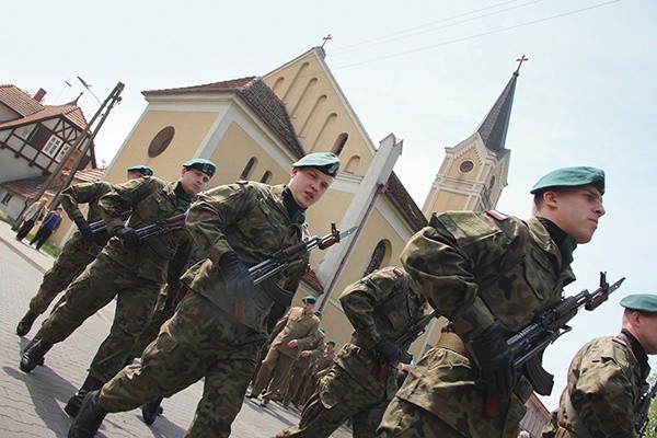  Do parafii należą m.in. żołnierze zawodowi i ich rodziny, pracownicy cywilni zatrudnieni w jednostce wojskowej 