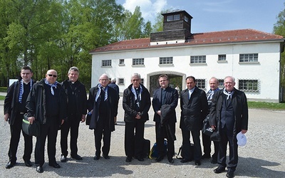  Śląska delegacja z abp. Wiktorem Skworcem przed bramą KL Dachau