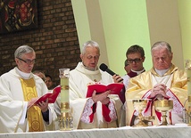  Od lewej jubilaci: ks. Władysław Droździk, ks. Franciszek Płonka i bp Tadeusz Rakoczy