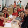  Marta Mszyca, dyrektor katolickiego przedszkola „Ziarenko” i powstającej szkoły podstawowej „Skała”, w otoczeniu podopiecznych