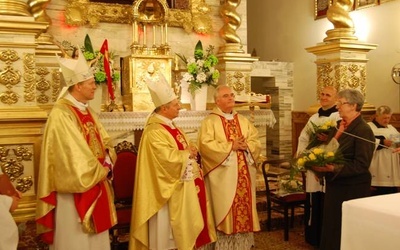 Biskupom Henrykowi Tomasikowi i Piotrowi Turzyńskiemu (z lewej) s. Teresa Romańska dziękuje za przewodniczenie diecezjalnym obchodom Dnia Życia Konsekrowanego. Ks. Zbigniewowi Staniosowi, kustoszowi sanktuarium, za gościnę