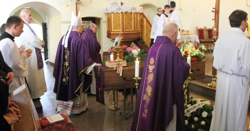 Spoczął wśród swoich