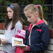 "Książeczki" - modlitewniki, to nieodłączny element majowych spotkań pod krzyżem