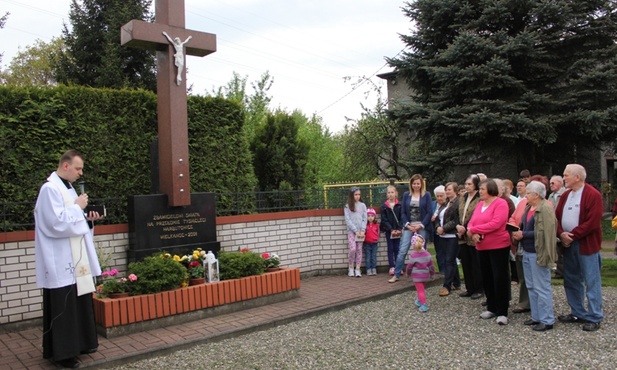 Ks. Tomasz Gwoździewicz przewodniczył pierwszemu w tym roku nabożeństwu majowemu 5 maja w Harbutowicach