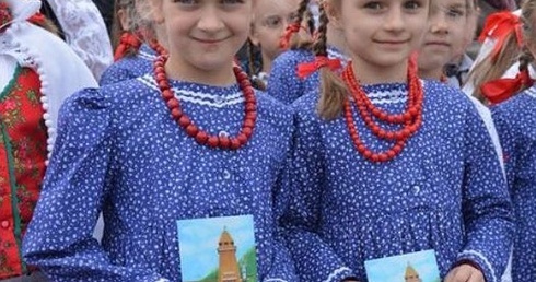 Najmłodsi przyszli na pierwszą majówkę w swoich odświętnych strojach ludowych