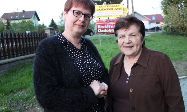 Córki Augustyna Majdaka: Krystyna Zeman i Anastazja Suchy, który wdzięczny Bogu za ocalenie z obozu Auschwitz-Birkenau postawił krzyż w Hałcnowie