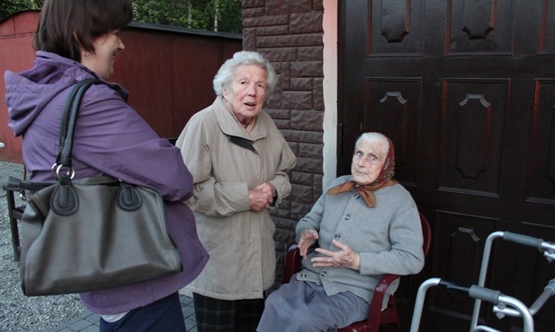 Krystyna Nycz (siedzi, z prawej) przez lata opiekowała się krzyżem na skrzyżowaniu ul. Wyzwolenia z ul. Krzemionki w Hałcnowie