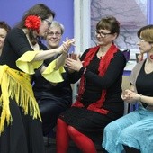Katarzyna Dziurdzik, nauczycielka tańca flamenco podczas zajęć z uczestniczkami warsztatów dla kobiet