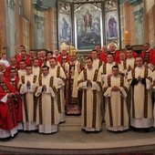 Nowi diakoni bielsko-żywieccy z księżmi biskupami i przełożonymi z krakowskiego seminarium