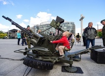 Pokaz sprzętu wojskowego na Placu Pilsudskiego.
