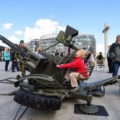 Pokaz sprzętu wojskowego na Placu Pilsudskiego.