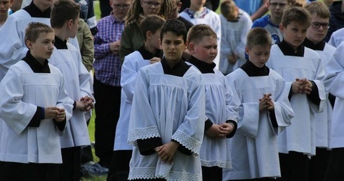 Alby i komże w paradyskim ogrodzie