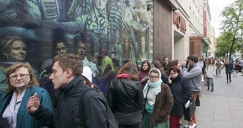 Kolejka przed Romą ustawiła się już kilka godzin przed otwarciem kas