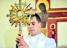  Półgodzinną adorację eucharystyczną ks. Paweł Antosiak zakończył błogosławieństwem