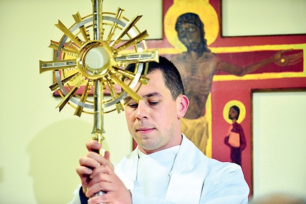  Półgodzinną adorację eucharystyczną ks. Paweł Antosiak zakończył błogosławieństwem