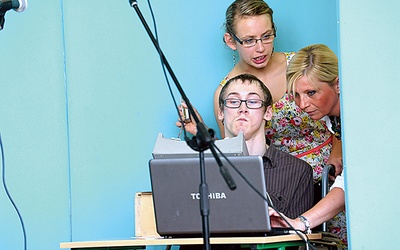  Daria Pocian (stoi z lewej) podczas przeglądu teatralnego osób niepełnosprawnych w Szalejowie Górnym