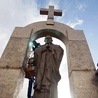  4.05.2015. Francja, Ploermel. Francuski sąd nakazał władzom niewielkiej miejscowości na zachodzie Francji usunięcie pomnika Jana Pawła II, ponieważ uznano, że jego wyeksponowanie w miejscu publicznym było sprzeczne z zasadą laickości. Monument wzniesiono w 2006 roku (zdjęcie pokazuje montaż pomnika). 