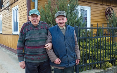 Jan Szwejkowski (z lewej) i Janusz Poniatowski, najstarsi mieszkańcy Bobina Wielkiego, pamiętają i wywózkę, i powrót w 1945 roku