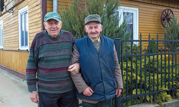 Jan Szwejkowski (z lewej) i Janusz Poniatowski, najstarsi mieszkańcy Bobina Wielkiego, pamiętają i wywózkę, i powrót w 1945 roku