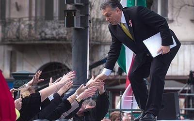 Victor Orbán postawił się międzynarodowej finansjerze w interesie zwykłych Węgrów. Dziś pozytywne skutki niezależnej polityki doceniają nawet  niedawni przeciwnicy 