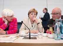 Podczas spotkania z przewodniczącą grupy parlamentarnej CSU Gerdą Hasselfeldt i Volkerem Kauderem z CDU kanclerz Angela Merkel wezwała do zaprzestania wzajemnego szpiegowania się przez zaprzyjaźnione kraje
