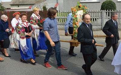  Rolnicy w ludowych strojach nieśli obraz przedstawiający św. Izydora