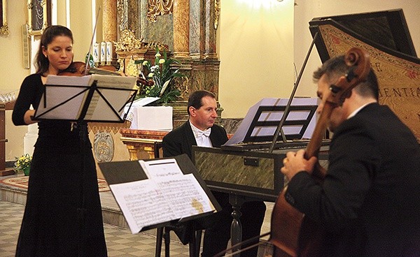  Ubiegłoroczny koncert w kościele redemptorystów w Gliwicach – Karin Mazenauer, skrzypce (Zurych), Wojciech Różak, organy/klawesyn (Gliwice–Bazylea) i Jean-Marie Quint, wiolonczela barokowa (Florencja) 