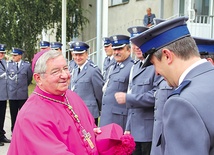  Abp Sławoj Leszek Głódź często towarzyszy policjantom podczas okolicznościowych uroczystości Poniżej: – Każdemu z nas przydaje się formacja ludzka i duchowa – mówi gen. Krzysztof Gajewski (w środku), komendant główny Policji. Z lewej gen. Wojciech Sobczak, komendant wojewódzki Policji