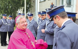  Abp Sławoj Leszek Głódź często towarzyszy policjantom podczas okolicznościowych uroczystości Poniżej: – Każdemu z nas przydaje się formacja ludzka i duchowa – mówi gen. Krzysztof Gajewski (w środku), komendant główny Policji. Z lewej gen. Wojciech Sobczak, komendant wojewódzki Policji