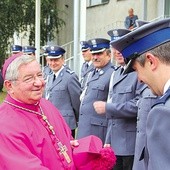  Abp Sławoj Leszek Głódź często towarzyszy policjantom podczas okolicznościowych uroczystości Poniżej: – Każdemu z nas przydaje się formacja ludzka i duchowa – mówi gen. Krzysztof Gajewski (w środku), komendant główny Policji. Z lewej gen. Wojciech Sobczak, komendant wojewódzki Policji