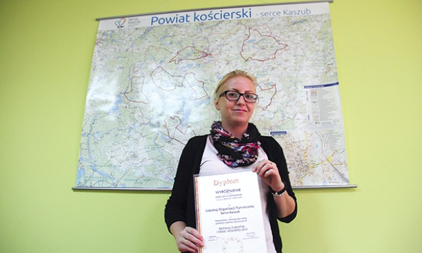 Projekt LOK „Serce Kaszub” zdobył wyróżnienie za innowacyjność na targach turystyki w Gdańsku. W tle na mapie widać trasy, na których można znaleźć skarby