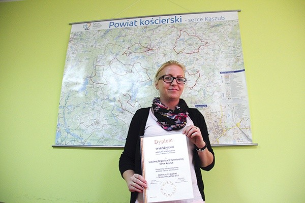 Projekt LOK „Serce Kaszub” zdobył wyróżnienie za innowacyjność na targach turystyki w Gdańsku. W tle na mapie widać trasy, na których można znaleźć skarby