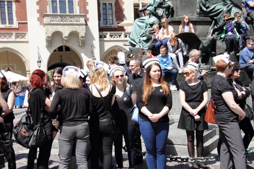 Protest pielęgniarek i położnych na Rynku Głównym