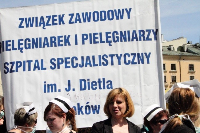 Protest pielęgniarek i położnych na Rynku Głównym