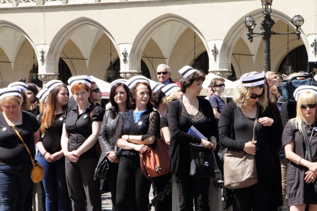 Protest pielęgniarek i położnych na Rynku Głównym